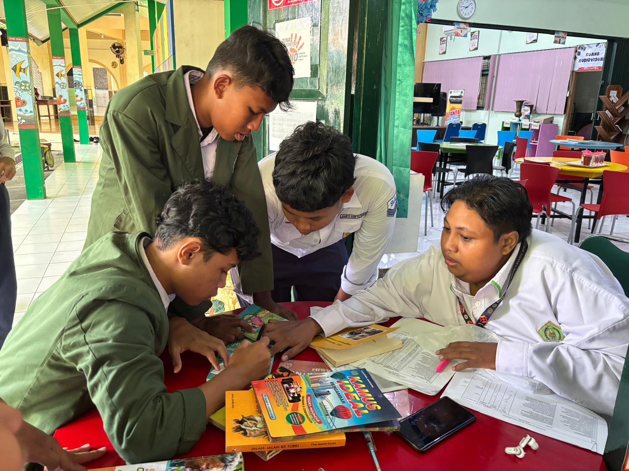 Usai Pembelajaran, Murid Kelas IX MTsN 9 Bantul Kembalikan Buku Pinjaman Perpustakaan